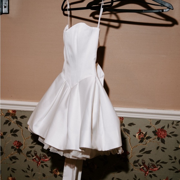 Elegant White Strapless Dress - Picture 1 of 3